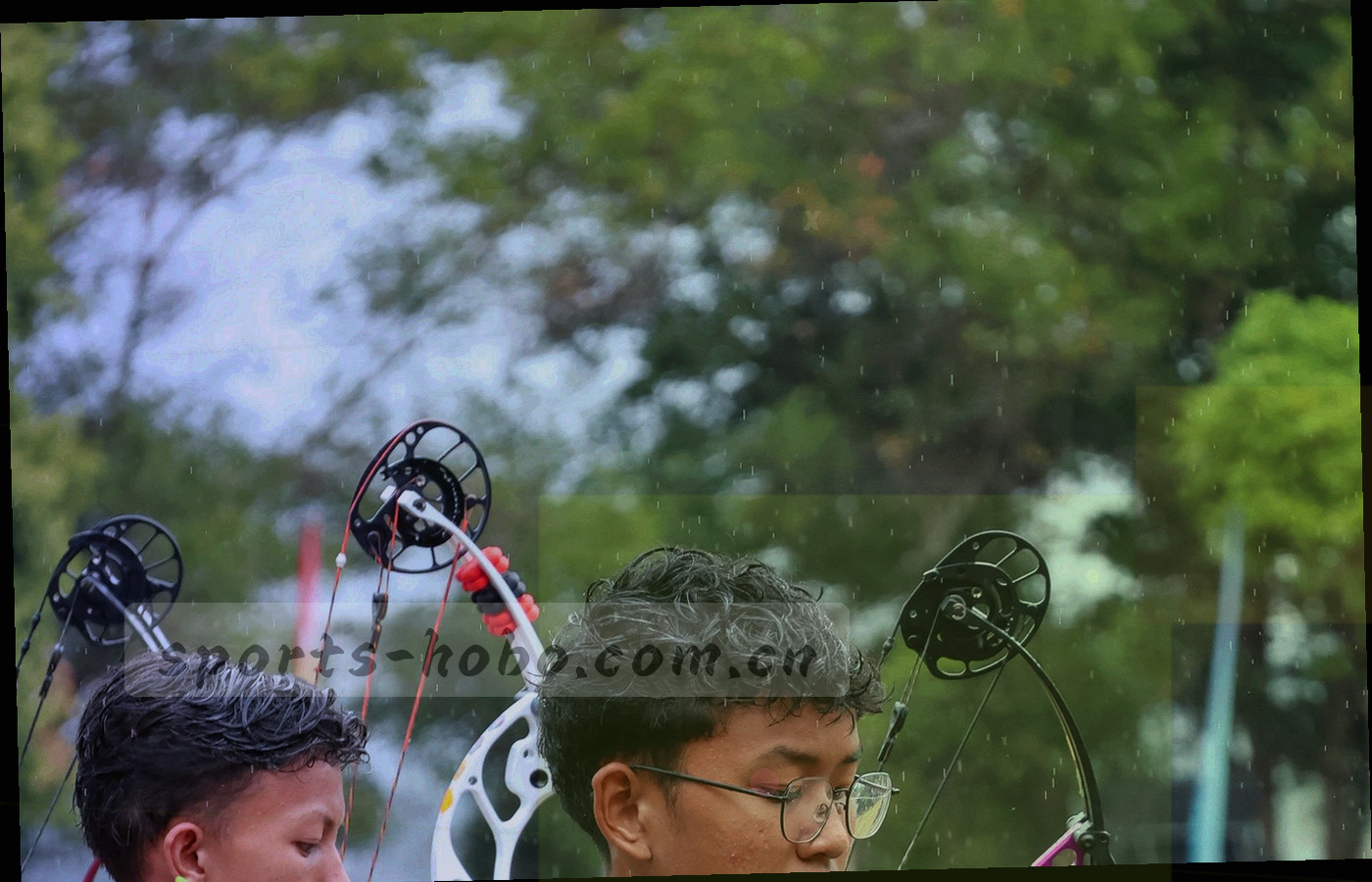 战术板与数据图表打印稿铺满深色木质桌面的俯拍